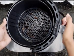 Truque caseiro remove o encardido da airfryer em minutos