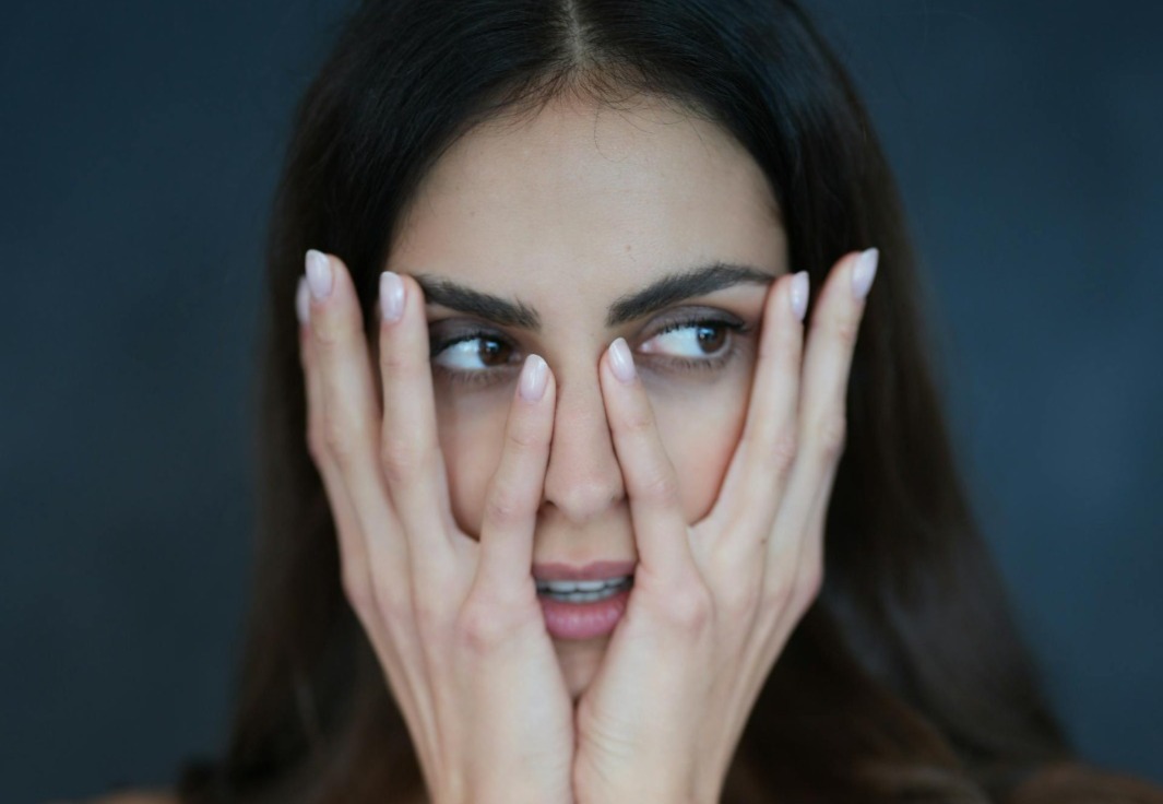 Fazer piada em momentos sérios e transformar tensão em humor: o que a psicologia aponta por trás dessa atitude