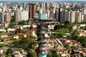 O lugar do Brasil onde o salário mínimo já passou de R$ 1.621 e trabalhadores podem receber até R$ 2.407