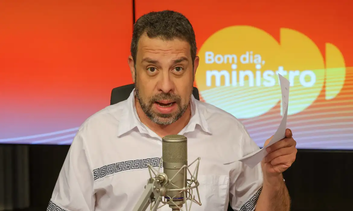 Fim da escala 6x1 deve aumentar produtividade, diz Boulos