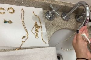 devolver o brilho das bijuterias