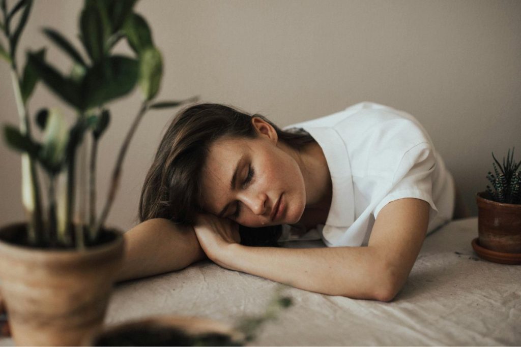 6 sinais de que sua casa está com energia pesada e como se livrar disso