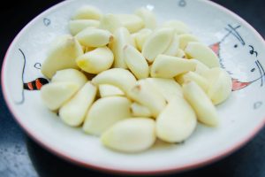 Descascar alho sem deixar cheiro