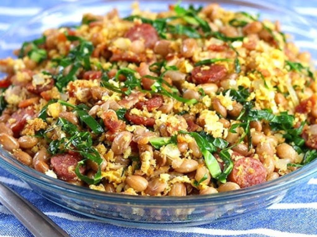 Não é coentro: a folha verde que turbina o ferro do feijão