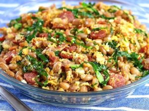 Não é coentro: a folha verde que turbina o ferro do feijão