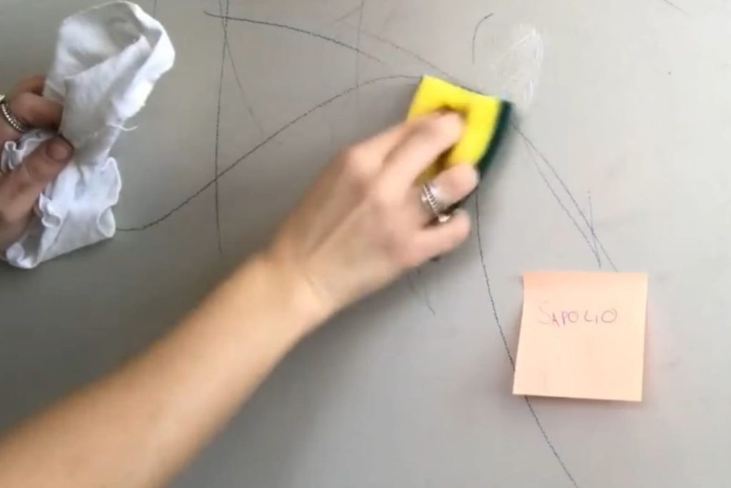 Casca de legume retira rabiscos da parede