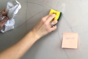 Casca de legume retira rabiscos da parede