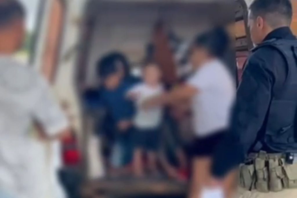 PRF em Anápolis flagra 4 crianças sendo levadas em compartimento de carga de Fiorino