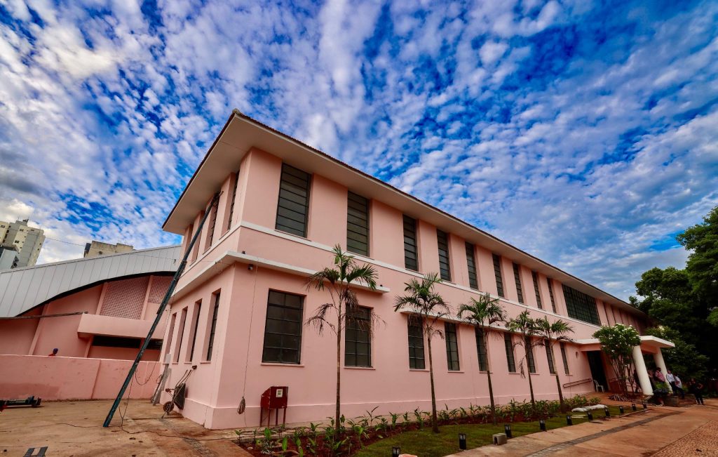 Colégio histórico é reaberto em Goiânia como primeira escola bilíngue da rede estadual