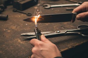 Afiar facas e tesouras com isqueiro