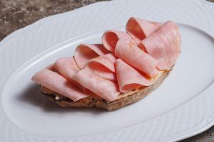 DEPOIS DA SALSICHA, VEIO O PRESUNTO