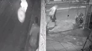 Mulher que jogou água quente em vizinho viralizou ao contar como confusão aconteceu.