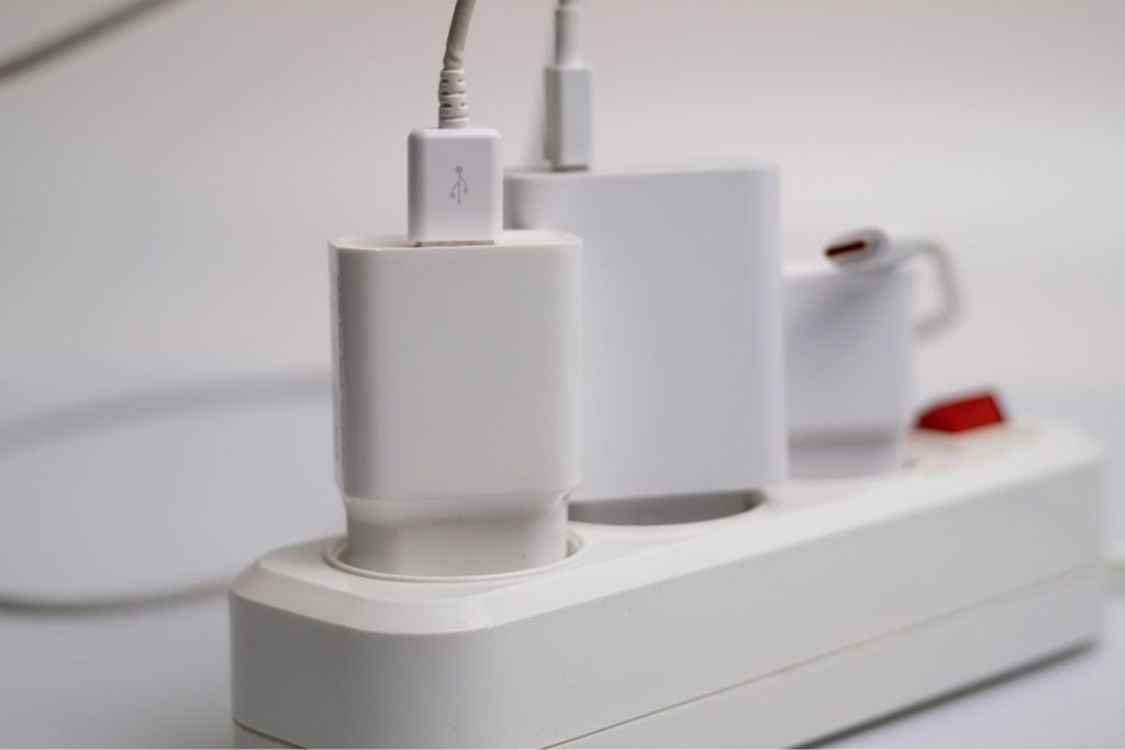 Deixar carregador na tomada mesmo sem uso pode continuar consumindo energia, ainda que em pequena quantidade.