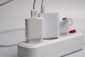 Deixar carregador na tomada mesmo sem uso pode continuar consumindo energia, ainda que em pequena quantidade.