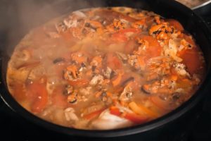 Cozinhando com técnica: chef ensina como fazer a melhor moqueca em dois formatos