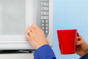 aquecer água e leite no micro-ondas