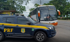 PRF aprende ônibus com motorista irregular