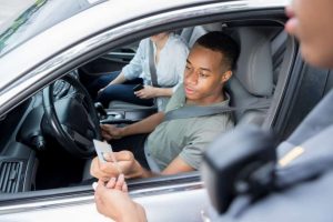 entregando CNH na abordagem policial