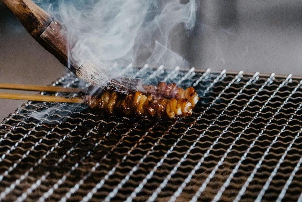 O truque para limpar a churrasqueira em minutos depois do churrasco e acabar com as cinzas