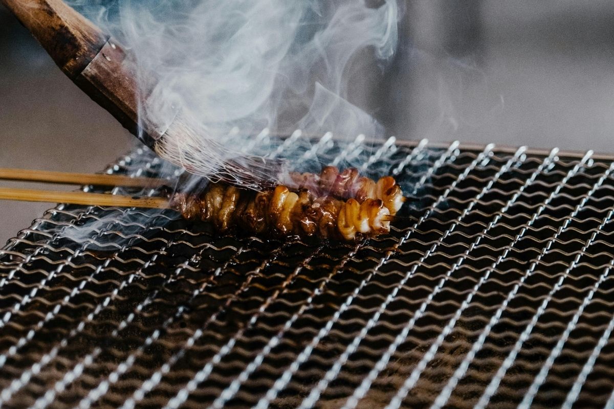O truque para limpar a churrasqueira em minutos depois do churrasco e acabar com as cinzas