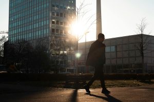 Pessoas que caminham mais rápido têm essa característica em comum, segundo a psicologia