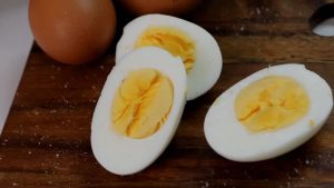 Descubra os benefícios de comer ovo cozido no café da manhã depois dos 50 anos