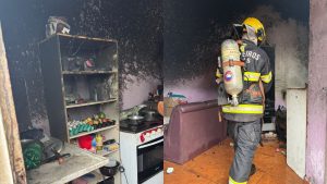 Casa ficou destruída após botijão de gás explodir.