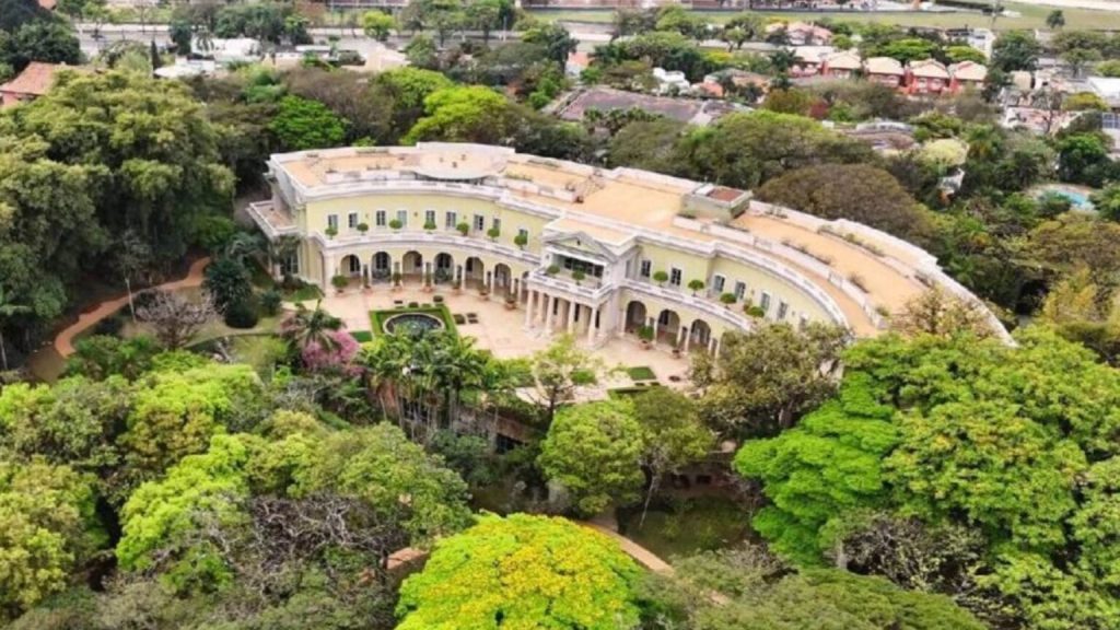 Bilionária com uma das maiores fortunas do Brasil tem mansão de R$ 2,8 bilhões que surpreende com 130 cômodos