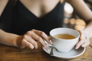 Chá de garra-do-diabo é usado para aliviar dores na coluna, reduzir inflamações e destravar as costas de forma natural