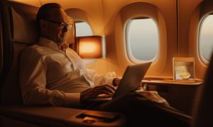 Descubra 6 coisas que você pode pedir de graça ao viajar de avião — de bebidas e snacks a cobertores e entretenimento gratuito no voo.