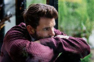 O que significa preferir ficar em casa em vez de sair com os amigos? Segundo a psicologia