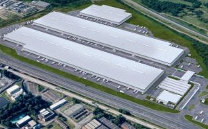 Mesmo em construção, galpão de 108 mil m² em Guarulhos já é anunciado com aluguel acima de R$ 5 milhões e chama atenção do mercado logístico.