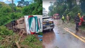 Ônibus que transportava mais de 30 passageiros ficou tombado sobre o acostamento.
