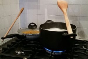 para que serve o furo no cabo da panela