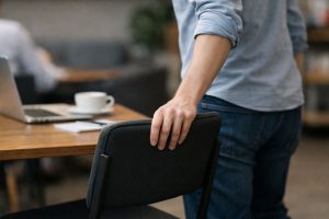 9 comportamentos tem a pessoa que empurra cadeira para o lugar