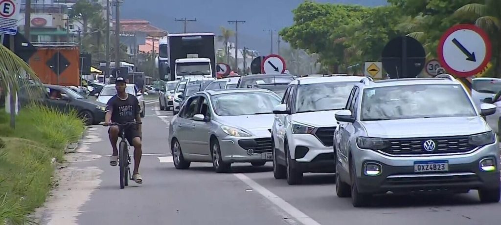 O que a lei diz sobre parar o carro no acostamento das rodovias