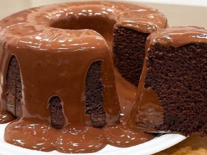 Bolo de chocolate fácil e rápido: receita fofinha pra hora do lanche