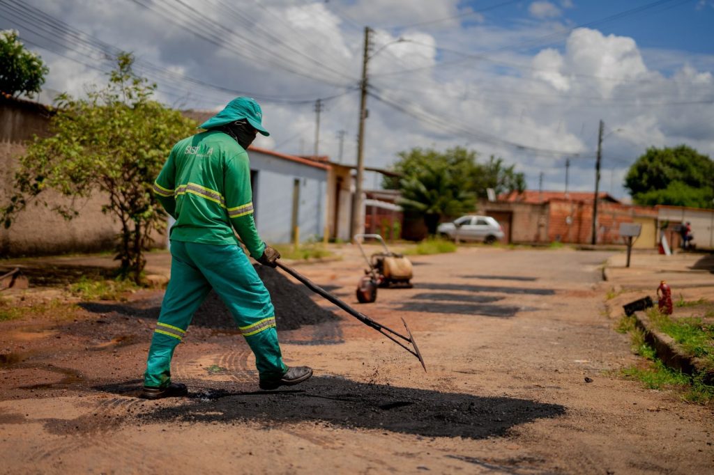 Serviço de tapa-buracos chega a diferentes bairros de Anápolis.