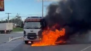 Caminhão pegou fogo em frente à Havan, em Anápolis.