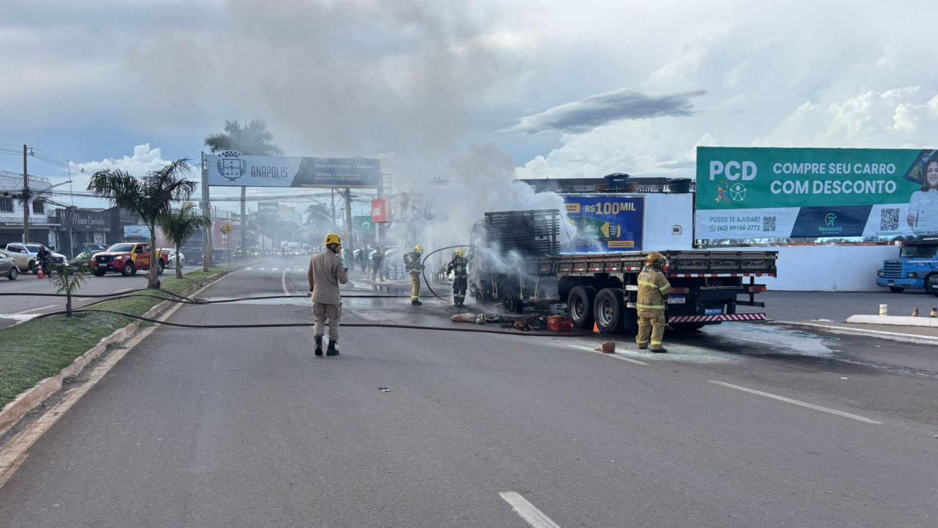 Bombeiros já combateram as chamas.