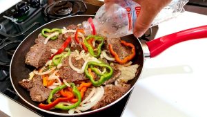 Entenda para que serve colocar água na frigideira ao grelhar carne e por que chefs usam essa técnica para garantir suculência e maciez.