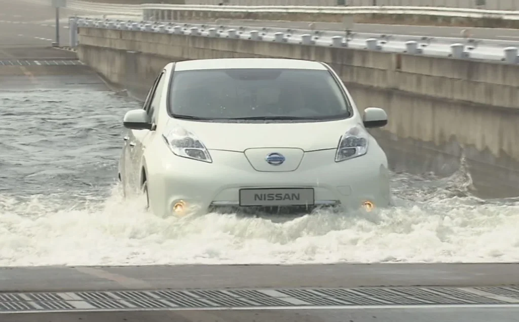 Carros híbridos e elétricos podem andar em enchentes? Entenda os riscos