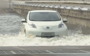 Carros híbridos e elétricos podem andar em enchentes? Entenda os riscos