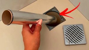 Truque com papel alumínio no ralo do banheiro resolve um problema comum que a maioria das casas têm