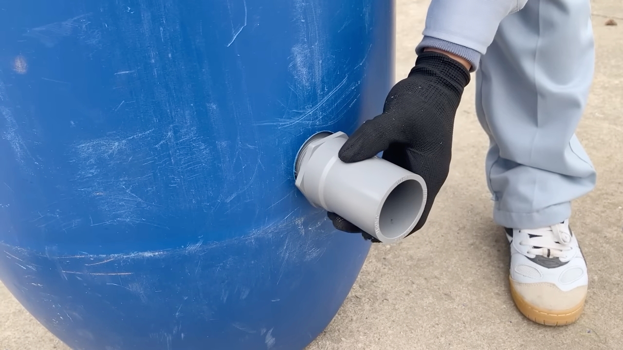 Sistema feito com barril e tubos de PVC transforma reservatório comum em fonte prática de distribuição de água, com montagem simples e controle manual.