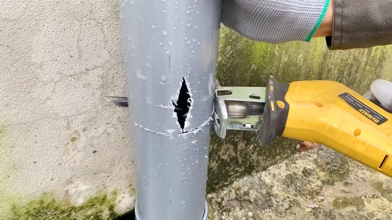 Sistema feito com barril e tubos de PVC transforma reservatório comum em fonte prática de distribuição de água, com montagem simples e controle manual.