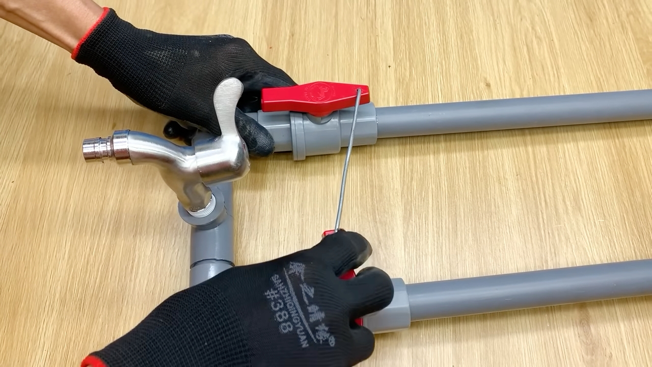 Sistema feito com barril e tubos de PVC transforma reservatório comum em fonte prática de distribuição de água, com montagem simples e controle manual.