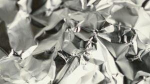 Colocar papel alumínio no colchão: pra que serve e por que é recomendado