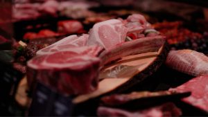 Conheça a carne três vezes mais saudável que a carne de porco, mas que os brasileiros odeiam colocar no prato