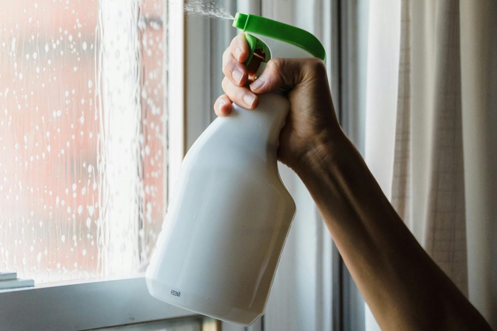 Borrifar bicarbonato diluído em água nas janelas: para que serve e como aplicar corretamente